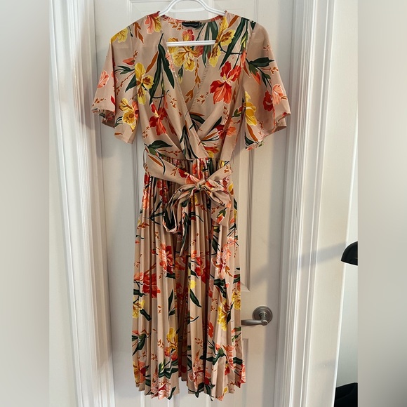 Garden party style dress from Pretty Little Thing. Size 4 - Picture 2 of 3